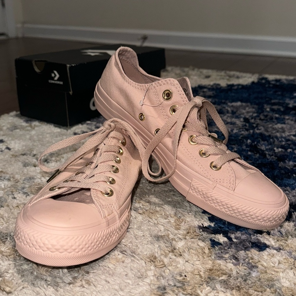 Light pink/beige Converse